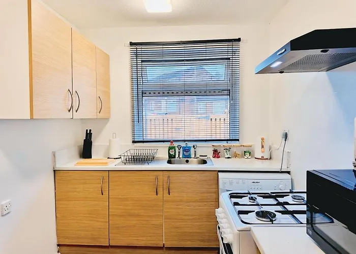 Cosy 1 Bed Flat, Sleeps 4, Free Parking *