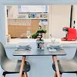 Cosy 1 Bed Flat, Sleeps 4, Free Parking アパート