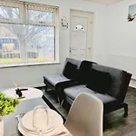 Cosy 1 Bed Flat, Sleeps 4, Free Parking *