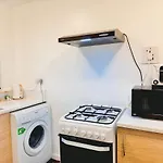 Cosy 1 Bed Flat, Sleeps 4, Free Parking Apartamento
