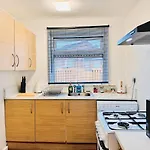 Cosy 1 Bed Flat, Sleeps 4, Free Parking *