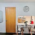 Apartment Cosy 1 Bed Flat, Sleeps 4, Free Parking
