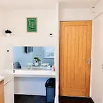 Cosy 1 Bed Flat, Sleeps 4, Free Parking * Bradford (West Yorkshire)