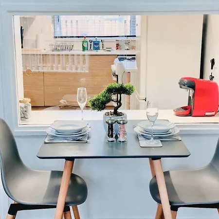 Cosy 1 Bed Flat, Sleeps 4, Free Parking Apartment