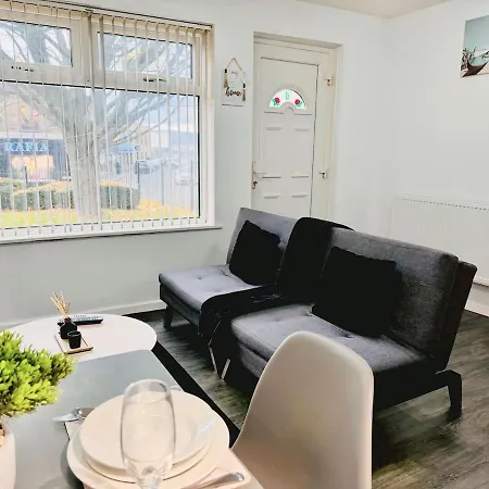 Cosy 1 Bed Flat, Sleeps 4, Free Parking, Contractors Welcome *