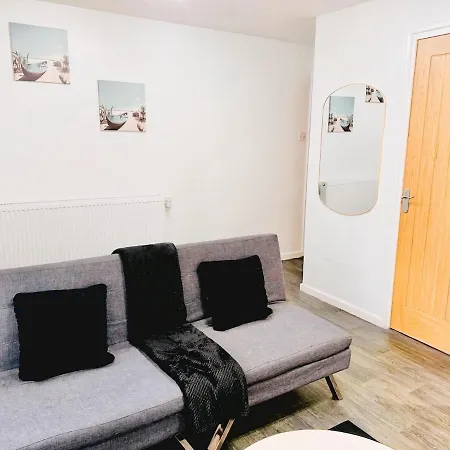 Cosy 1 Bed Flat, Sleeps 4, Free Parking, Contractors Welcome *