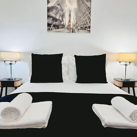 Cosy 1 Bed Flat, Sleeps 4, Free Parking Bradford