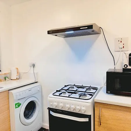 Cosy 1 Bed Flat, Sleeps 4, Free Parking Apartment