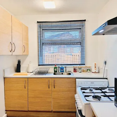 Cosy 1 Bed Flat, Sleeps 4, Free Parking *