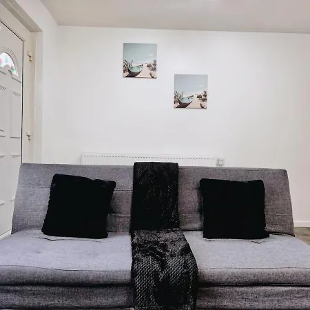 Cosy 1 Bed Flat, Sleeps 4, Free Parking, Contractors Welcome