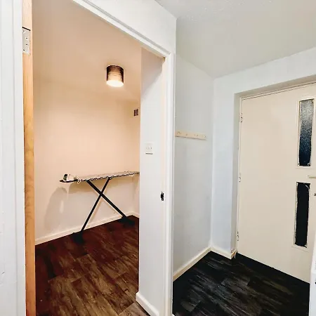 Cosy 1 Bed Flat, Sleeps 4, Free Parking, Contractors Welcome *