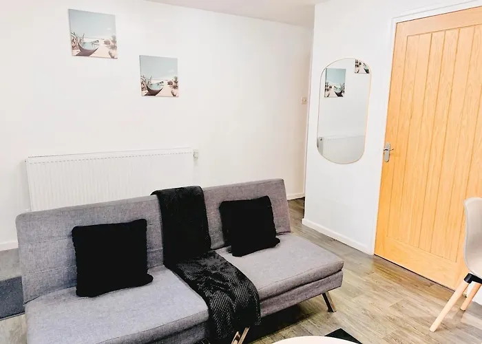 Cosy 1 Bed Flat, Sleeps 4, Free Parking *