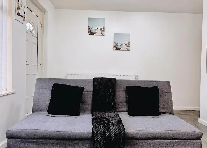 Cosy 1 Bed Flat, Sleeps 4, Free Parking