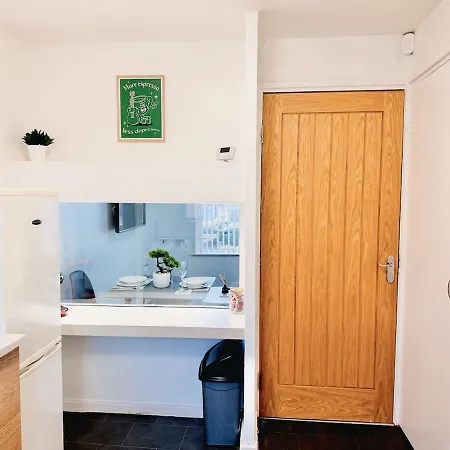 Cosy 1 Bed Flat, Sleeps 4, Free Parking * Μπράντφορντ